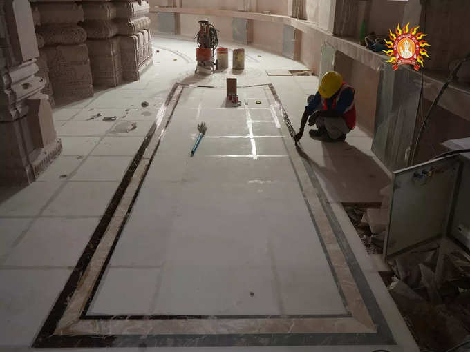 மொத்தம் 1,800 கோடி ரூபாய் செலவில் 2.7 ஏக்கரில் கோயில் கட்டப்பட்டு வருகிறது.