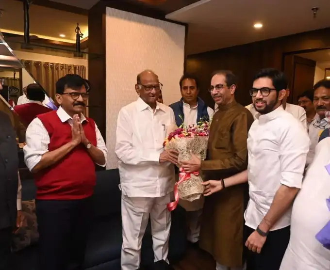 नागपुर, महाराष्ट्र: शिवसेना (UBT) नेता उद्धव ठाकरे, आदित्य ठाकरे और संजय राउत ने NCP प्रमुख शरद पवार से उनके जन्मदिन पर मुलाकात की।