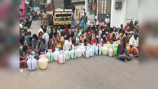 தேனி ஆண்டிபட்டியில் பரபரப்பு! 6 மாதமாக குடிநீர் பிரச்சனை! பெண்கள் குழந்தைகளுடன் சாலை மறியல்!