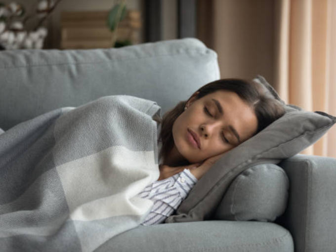 जाणून घ्या किती तासांची झोप आरोग्यासाठी चांगली असते?