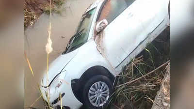जंगली सुअर से टकराने के बाद गड्ढे में गिरी कार, डूबने से कार के अंदर चार की दर्दनाक मौत