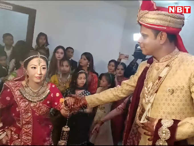 शादी में चीन की लुई डेन ने पहना लाल रंग का लहंगा