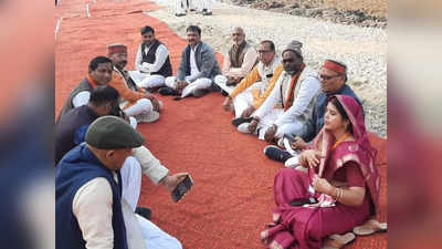 आजमगढ़ः सीएम योगी का स्वागत करने का नहीं मिला मौका तो भाजपाइयों संग धरने पर बैठ गए पूर्व विधायक