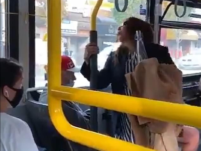 महिला तरुणाच्या तोंडावर थुंकली, बसमधील धक्कादायक व्हिडीओ व्हायरल