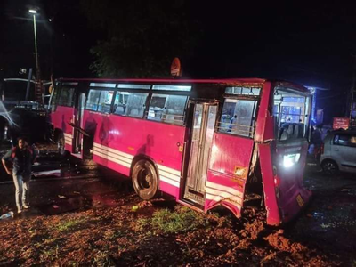 Private Bus Accident in Pala: പാലായിൽ സ്വകാര്യ ബസ് റോഡിൽ തെന്നി തലകീഴായി മറിഞ്ഞു; ഗർഭിണി അടക്കം 11 പേർക്ക് പരിക്ക്