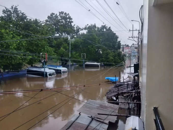 भारी बार‍िश के चलते जलभराव 