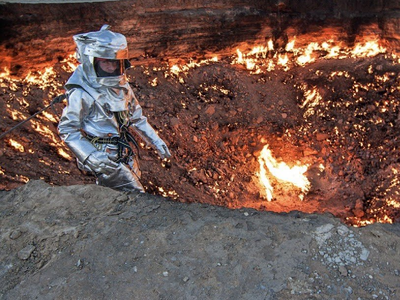 ​Door to Hell: उकळत्या लाव्हारसात वैज्ञानिकानं मारली उडी, नर्काच्या द्वाराचे खतरनाक फोटो व्हायरल