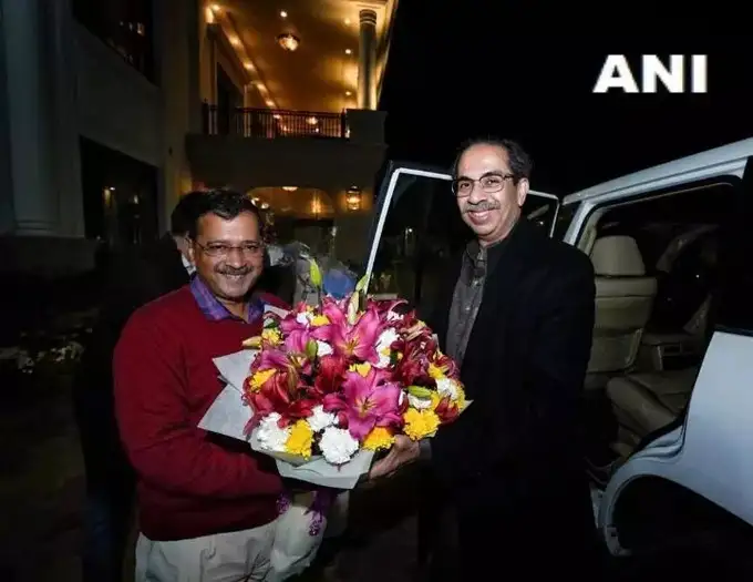 शिवसेना (UBT) प्रमुख उद्धव ठाकरे ने दिल्ली के मुख्यमंत्री और AAP के राष्ट्रीय संयोजक अरविंद केजरीवाल से दिल्ली में मुलाकात की।शिव सेना (UBT) नेता आदित्य ठाकरे, संजय राउत, प्रियंका चतुर्वेदी और अरविंद सावंत और AAP नेता राघव चड्ढा भी मौजूद हैं।