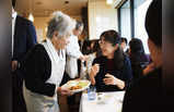 बड़ा अनोखा है जापान का ये कैफे, जहां गलत सर्व किए जाते हैं ऑर्डर्स, लेकिन फिर भी हंसते हुए खाते हैं लोग खाना