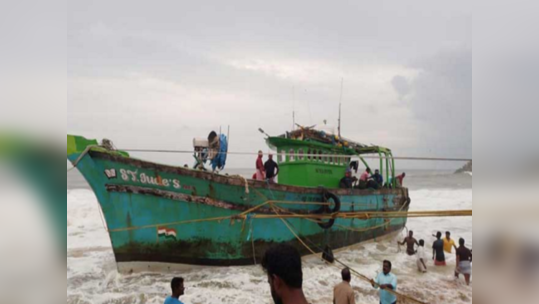 கடற்கரை முகத்துவாரத்தில் சிக்கிக் கொண்ட விசைப்படகு; போராடி மீட்ட காரைக்கால் மீனவர்கள்!