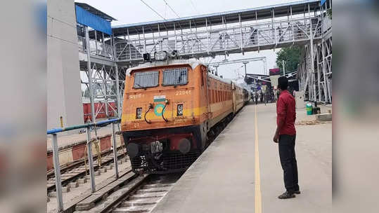 ஸ்ரீவைகுண்டத்தில்  மீட்கப்பட்ட பயணிகள்.. விழுப்புரம் ரயில் நிலையத்தில் காலை உணவு!