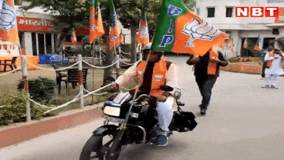 राजस्थान: विधानसभा के पहले दिन विधायक का अनूठा अंदाज, मोटरसाइकिल पर सवार हो बीजेपी का झंडा लहराते पहुंचे जेठानंद व्यास