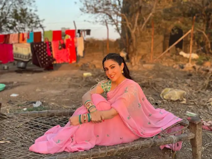 पतले कपड़े की फूल वाली कढ़ाई से सजी साड़ी