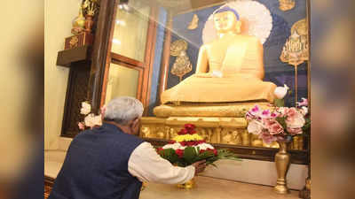 Nitish Kumar: दलाई लामा से नीतीश को आशीर्वाद, भगवान बुद्ध के सामने साधना, देखिए तस्वीरें
