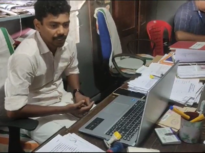 Panchayat Village Assistant Arrest: ലൈഫ് മിഷൻ പദ്ധതി വഴി വീട് അനുവദിക്കുന്നതിന് വിധവയോട് കൈക്കൂലി ആവശ്യപ്പെട്ടു; പഞ്ചായത്ത് വില്ലേജ് അസിസ്റ്റൻറ് വിജിലൻസ് പിടിയിൽ