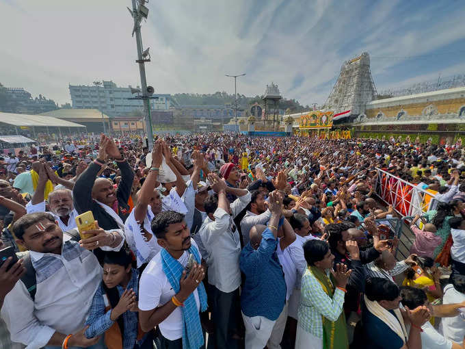 తిరుమలలో వైకుంఠ ఏకాదశి.. స్వర్ణరథంపై దేవదేవుడు శ్రీ వేంకటాద్రీశుడి విహారం