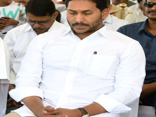 ఇడుపులపాయ ప్రార్థనా మందిరంలో జగన్, విజయమ్మ ప్రార్థనలు 