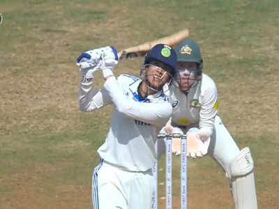 स्मृती मानधनानं धोनी स्टाइलमध्ये मॅच संपवली, टीम इंडियाचा ऑस्ट्रेलियावर दणदणीत विजय, पाहा व्हिडिओ