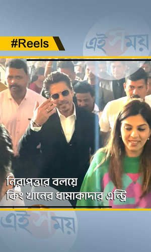 shah rukh khah grand entry at mumbai police umang 2023 event watch video