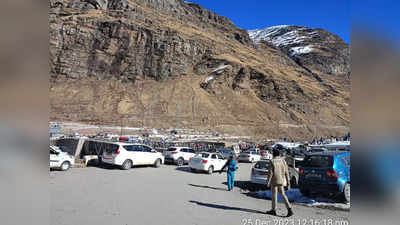 Himachal Tourists: क्रिसमस की छुट्टियों के लिए हिमाचल में उमड़ी पर्यटकों की भीड़, अटल टनल से गुजरे 12000 से अधिक वाहन