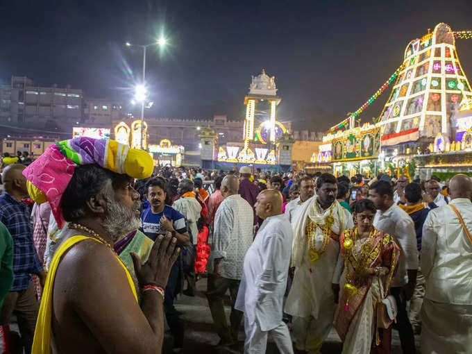 நிரம்பி வழியும் கூட்டம்