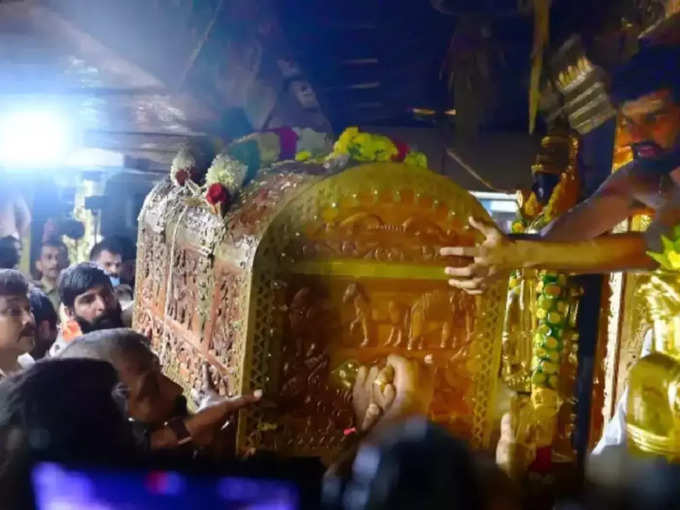 ​भगवान अयप्पा का श्रृंगार कर मंडला पूजा​