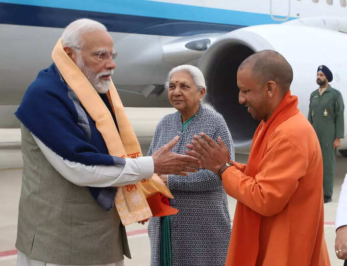 अयोध्या पहुंचे पीएम नरेंद्र मोदी अयोध्या पहुंचे पीएम नरेंद्र मोदी