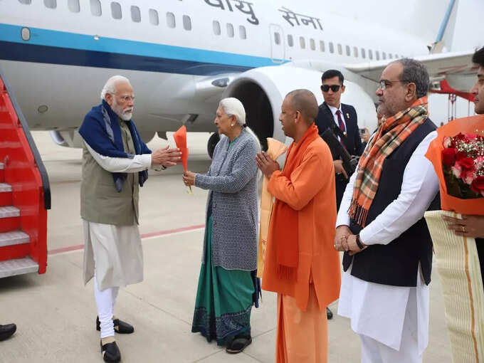 पीएम मोदी का एयरपोर्ट से निकला काफिला पीएम मोदी का एयरपोर्ट से निकला काफिला