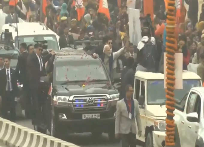 पीएम नरेंद्र मोदी ने हाथ हिलाकर किया अभिवादन