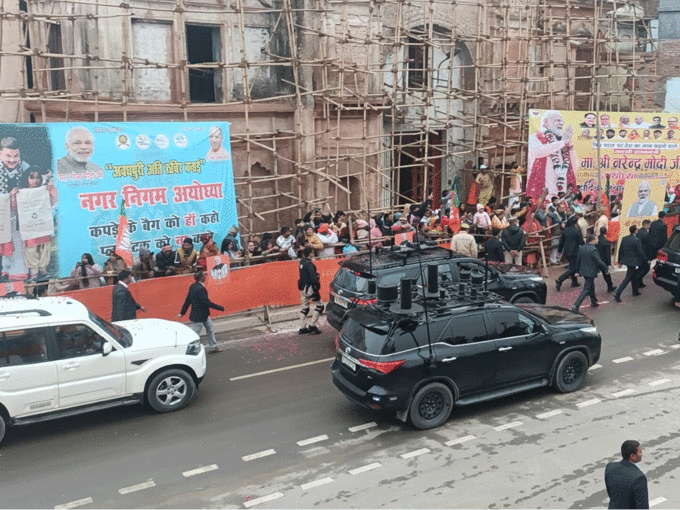 Narendra Modi Ayodhya Visit: अयोध्या में प्रधानमंत्री का काफिला हनुमानगढ़ी के पास पहुंचा