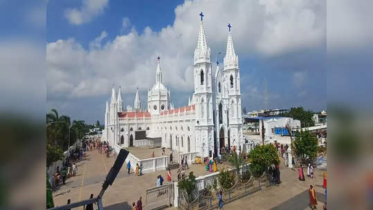 புத்தாண்டு கொண்டாட்டம்:  வேளாங்கண்ணியில் குவியும்  சுற்றுலா பயணிகள்!