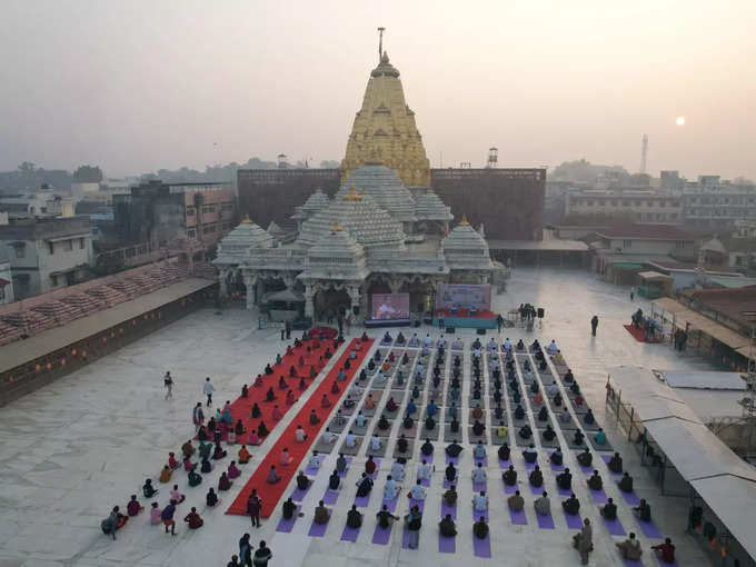 गुजरात के अंबा जी मंदिर में सूर्य नमस्कार