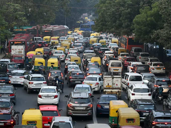 गाड़ियों की रफ्तार धीमी, जोश हाई