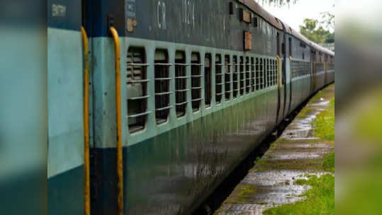 വെള്ളം വാങ്ങാനിറങ്ങി, ട്രെയിനില്‍ ഓടിക്കയറാന്‍ ശ്രമിക്കവെ പ്ലാറ്റ്‌ഫോമിലേക്ക് വീണു; യാത്രക്കാരന്‍റെ കൈ അറ്റു