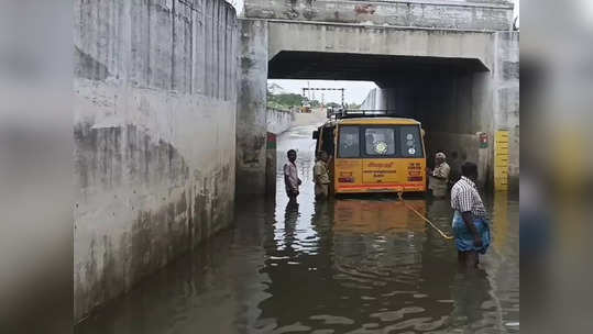 ஸ்ரீவில்லிபுத்தூர் அருகே ரயில்வே சுரங்கபாதையில்  சிக்கிய பள்ளி வேன்