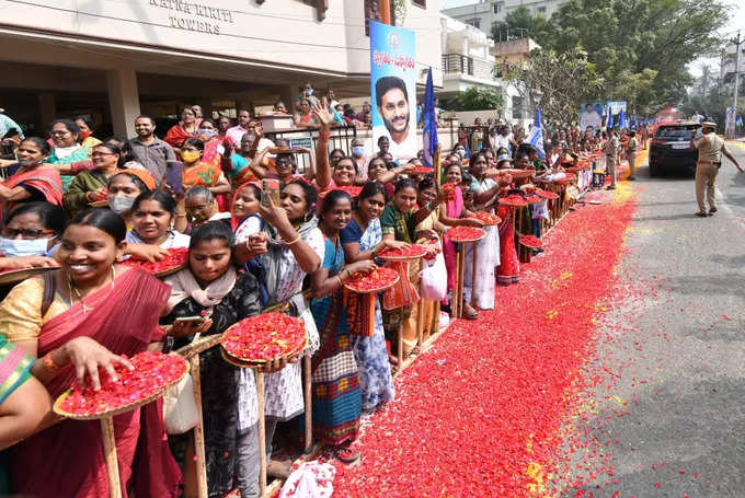 ​కాకినాడ సభలో ఆసక్తికర సీన్.. సీఎం జగన్ ఆ ఇద్దర్ని పిలిచి మరీ!