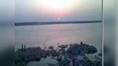 बिहार के मुंगेर में गंगा में नाव पलटी, 6 लोग बाल-बाल बचे