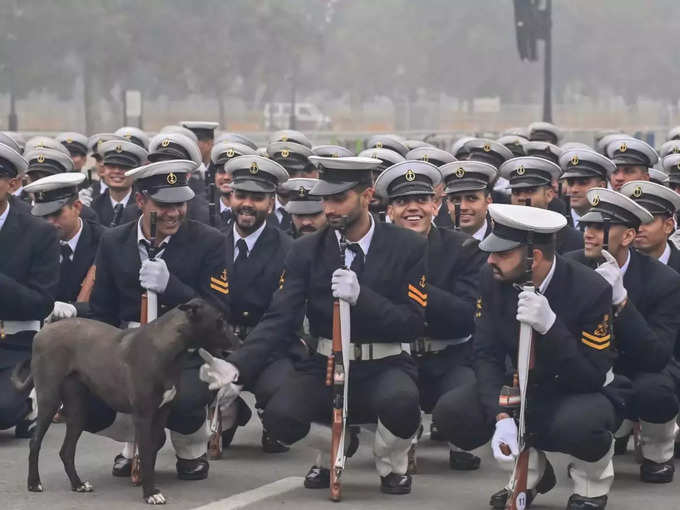 ​ नौसेना के जवानों कि रिहर्सल के बीच आया कुत्ता 