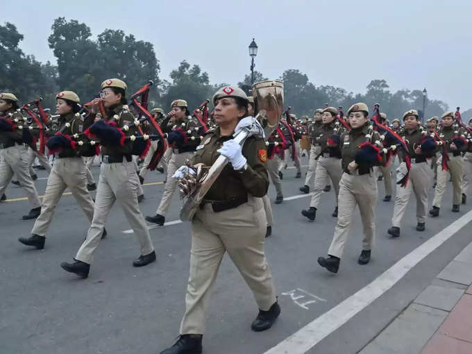 ​दिल्ली महिला पुलिस जवानों का जोश देखिए