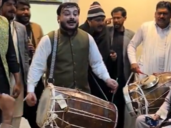 पाकिस्तान में भी गाने के फैंस