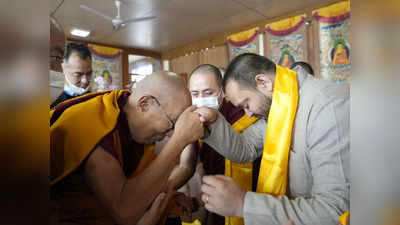 Tejasvi Yadav with Dalai Lama: नीतीश की तरह तेजस्वी को मिला दलाई लामा का आशीर्वाद, क्या अब ताजपोशी की तैयारी है?