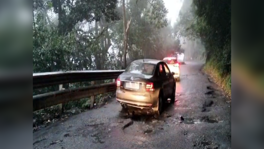 குண்டும் குழியுமாக காணப்படும் சாலைகள்; கொடைக்கானலுக்கு வருகை புரியும் சுற்றுலா பயணிகள் அவதி!