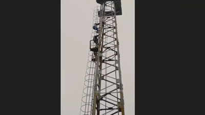 Meerut News: किसान पिता की मौत... बेटा चढ़ा मोबाइल टावर पर, मेरठ में यह क्या बवाल मचा है?