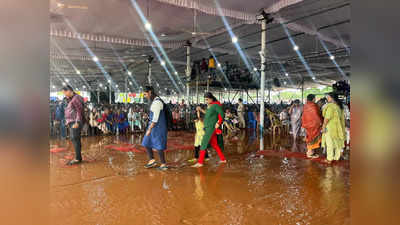 Rain in Kollam Kalolsavam: കലോത്സവ വേദിയില്‍ കോരിച്ചൊരിയുന്ന മഴ; വേദിക്കുള്ളില്‍ കൂട ചൂടി കാണികളും