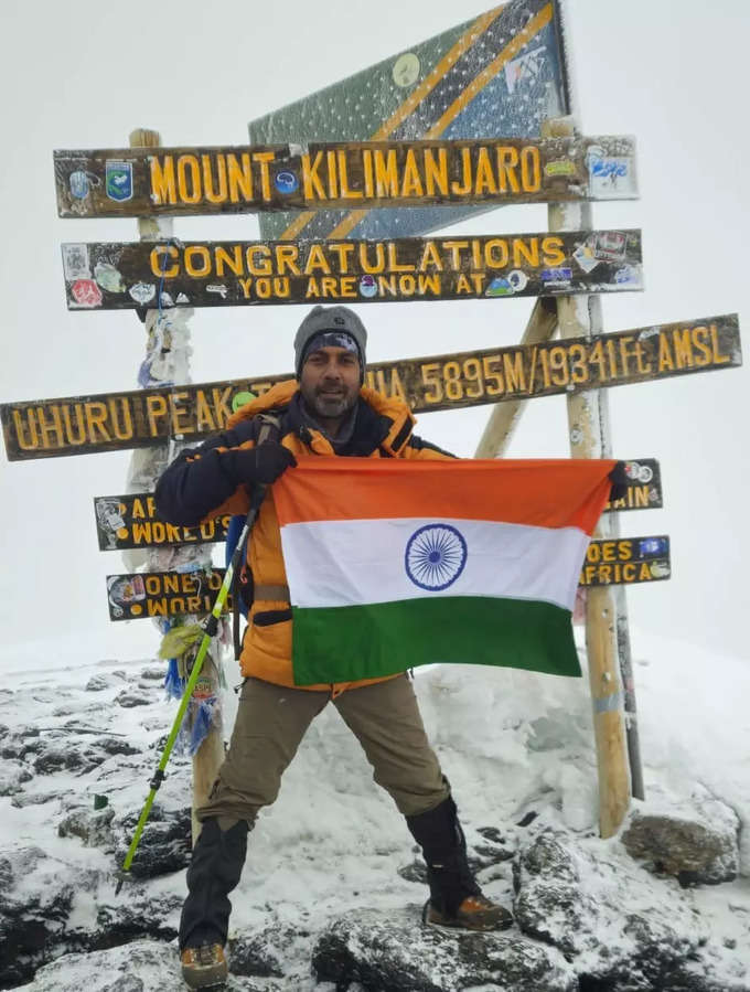 डॉ. राममनोहर लोहिया अवध विश्वविद्यालय के एम.बी.ए. तृतीय सेमेस्टर के छात्र कर्नल जय प्रकाश ने किलिमंजारो पर्वत पर तिरंगा फहराया। यह दुनिया का सबसे ऊंचा मुक्त-खड़ा पर्वत है। इसके साथ ही विश्व का चौथा सबसे उभरा पर्वत है, जो आधार से 19,298 फीट ऊंचा है।