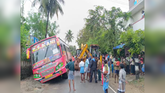 மேல்மருவத்தூர் சென்று திரும்பிய பேருந்து சாலையோரம் கவிழ்ந்து விபத்து; நாகையில் பரபரப்பு!