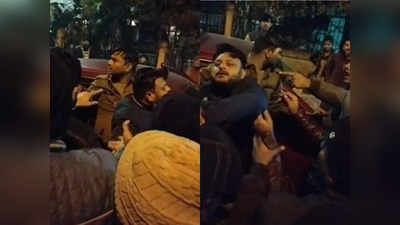 Gwalior: ई-रिक्शा चालक को पीट रहे थे पुलिस वाले, गुस्साई भीड़ ने बीच सड़क पर जमकर कर दी धुनाई
