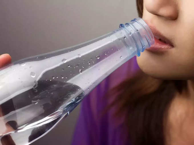 एक बोतल पानी में 240,000 प्लास्टिक के टुकड़े
