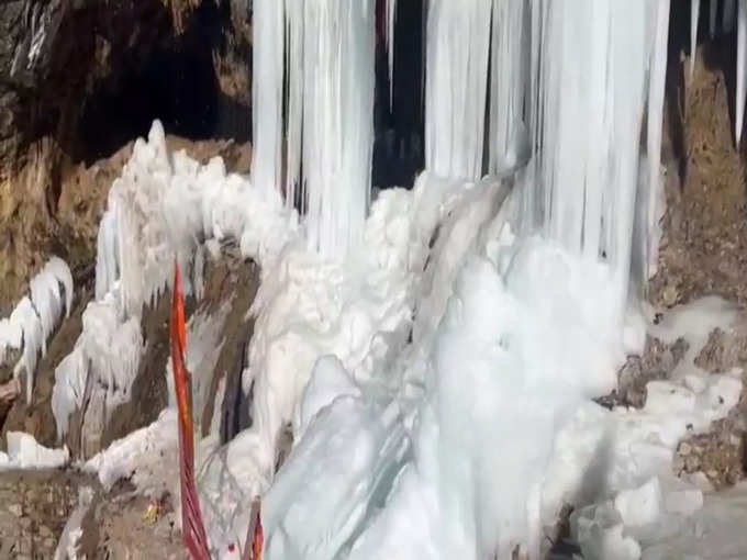 ​सर्दियां शुरू होते ही बनता है शिवलिंग​