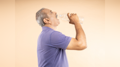 Drinking Water: सुनी-सुनाई बातों में आकर खराब कर लोगे दिल, इन लोगों को पीना चाहिए कम पानी